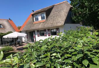 Villa Buiten 58 has Balcony rooms