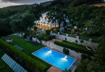 Vilafoia has Balcony rooms