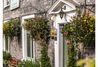 The Oakhill Inn allows 18 year olds to book a room