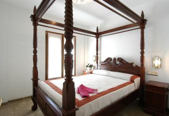 Apartamentos El Tranco del Mar allows 18 year olds to book a room