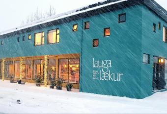 L  kur Hostel allows 18 year olds to book a room