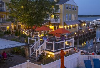 Saybrook Point Resort & Marina has rooms with a private hot tub