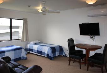 Bk s Counties Motor Lodge has rooms with a private hot tub