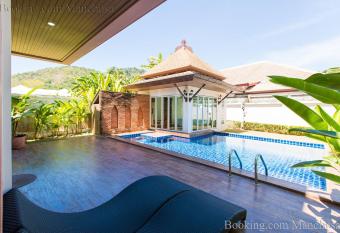BaanManchusa Thai Villa has rooms with a private hot tub