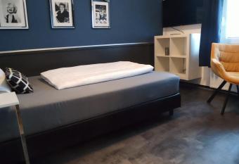 Aparthotel Menden allows 18 year olds to book a room