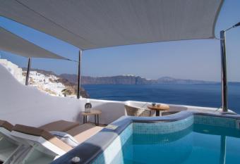 Secret Legend Suites has rooms with a private hot tub