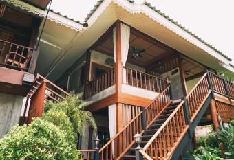 Buri Gallery House has Smoking/Balcony rooms