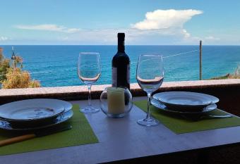 La Petronilla has Balcony rooms