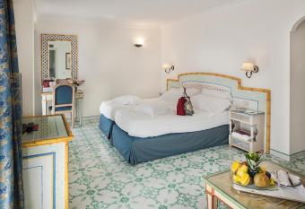 Grand Hotel Il Moresco has rooms with a private hot tub