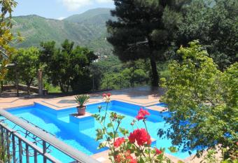 Agriturismo La Casa Del Ghiro allows 18 year olds to book a room