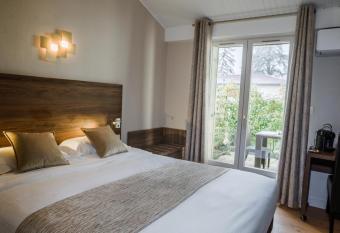 Logis Hotel Le Petit Casset has Balcony rooms