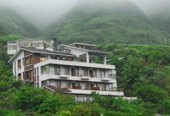 Adagio JinGuaShi allows 18 year olds to book a room