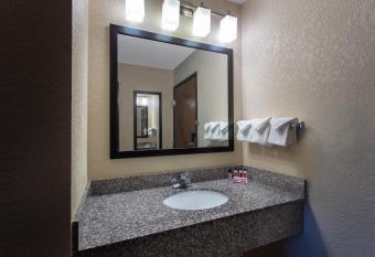 Ramada by Wyndham Glendale Heights/Lombard has rooms with a private hot tub