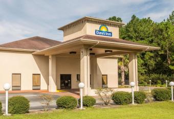 Days Inn by Wyndham Lake City I-10 has Smoking rooms
