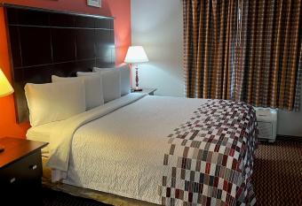 Red Roof Inn & Suites Detroit - Melvindale/Dearborn has rooms with a private hot tub