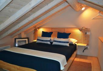 Charme and Lake View - byMyHomeinComo allows 18 year olds to book a room