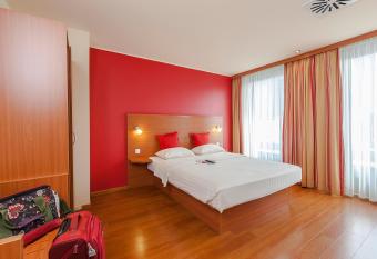 Premier Inn Frankfurt City Europaviertel allows 18 year olds to book a room