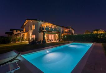 Marylinda allows 18 year olds to book a room