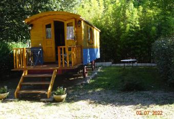 Le Clocher De Neyran has Balcony rooms