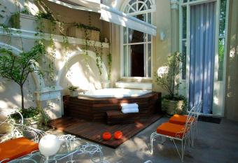 Rendez Vous Hotel Buenos Aires has rooms with a private hot tub