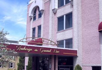 Auberge du Grand Lac allows 18 year olds to book a room