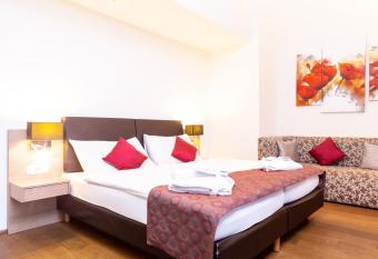 Hotel Alexander allows 18 year olds to book a room