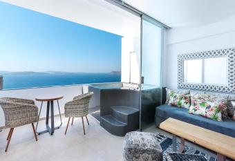 Santorini Secret Premium has rooms with a private hot tub