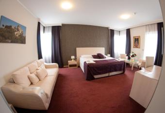 Hotel Brotnjo has rooms with a private hot tub