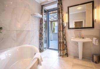 Hotel Park Split has rooms with a private hot tub