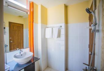 Golden Gate China Town Hotel has rooms with a private hot tub