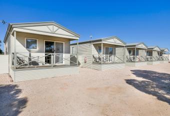 Border Village Roadhouse has Balcony rooms