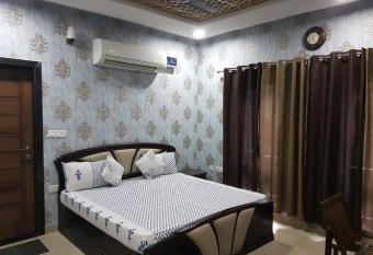 Neetu s Home Stay has Balcony rooms