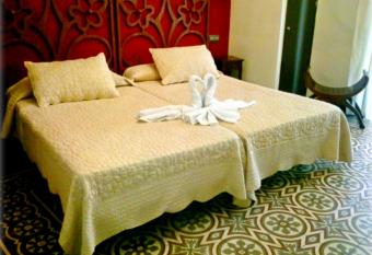 Al Andalus Jerez has rooms with a private hot tub