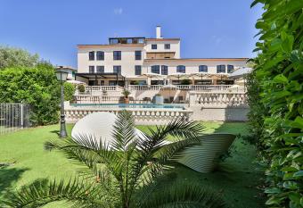 Hotel & Restaurant Perla Riviera allows 18 year olds to book a room