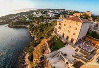 Hotel Pirate Old Town allows 18 year olds to book a room