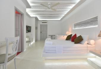 Zefi Hotel & Suites has Balcony rooms