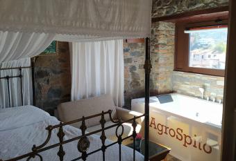 AgroSpito Traditional Guest House has rooms with a private hot tub