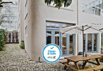 Porto Spot Hostel has Balcony rooms