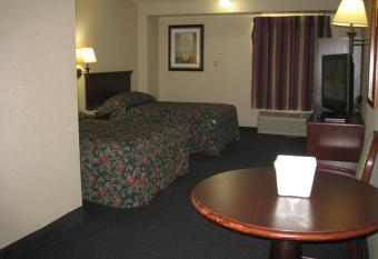 Budget Inn Temple Hills has rooms with a private hot tub