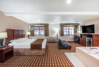 Super 8 by Wyndham Harlingen TX has rooms with a private hot tub