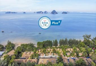Tup Kaek Sunset Beach Resort-SHA Plus has rooms with a private hot tub