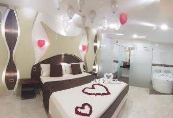 Hotel Diamante Real Cienaga has rooms with a private hot tub