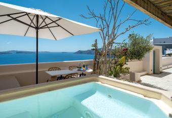 Passion Blue Villas has rooms with a private hot tub