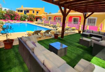 Vila Graciosa - Tranquility Oasis allows 18 year olds to book a room