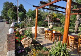 Hotel Dougas has Balcony rooms