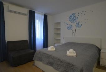 Apartments and Rooms Oliva has Balcony rooms