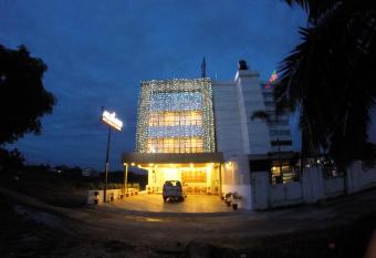Alfa Inn has rooms with a private hot tub