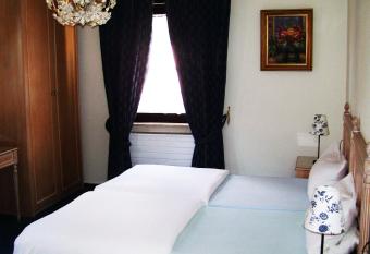 Wirtshaus zum Wilddieb allows 18 year olds to book a room