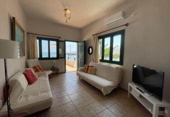 Sapphire View - only 4 meters away from the sea has Balcony rooms