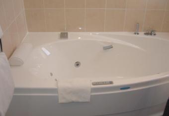 Le Parasol has rooms with a private hot tub